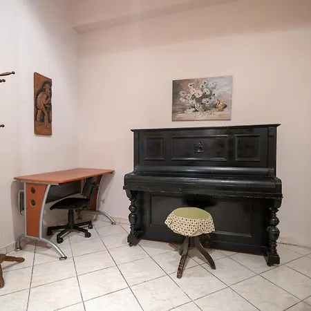 Victoria Metro St. 2 Bedrooms 4 Persons Apartment