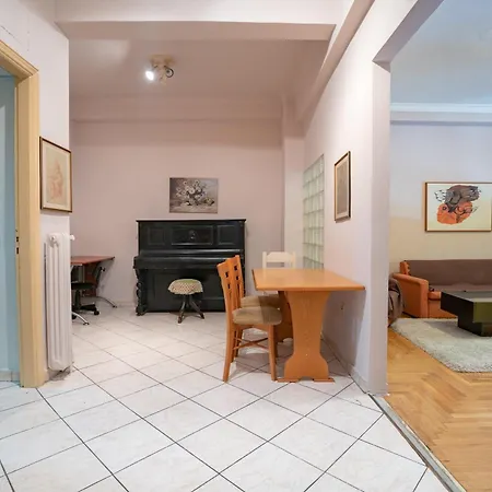 Victoria Metro St. 2 Bedrooms 4 Persons Apartment