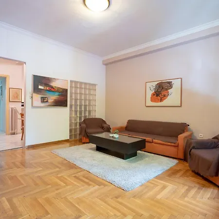 Victoria Metro St. 2 Bedrooms 4 Persons Apartment *